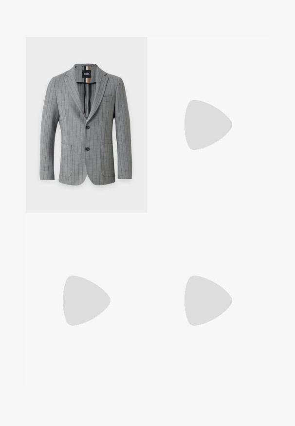 Ljusgrå blazer med vertikala randmönster, två framfickor, spetsiga slag, två knappar och en etikett inuti med varumärkets färger.; Vit långärmad skjorta med knappar tillverkad av bomull, har en klassisk krage, framskjuta knappar och minimal sömnadsdetalj.; Mörkblå byxor tillverkade av ett strukturerat tyg, med raka ben, platt fram och två sidofickor. Inga synliga mönster eller dekorationer.; Svart läderskor med dubbla spännen, elegant silhuett och rund tå. Har en låg klack och en mjuk yta.