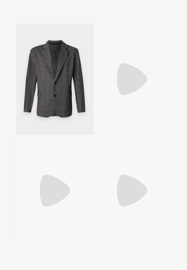 Blazer grigio con un motivo testurizzato, rever a punta, due bottoni e tasca frontale. Realizzato in un tessuto liscio, vestibilità su misura.; Camicia da uomo a maniche lunghe di colore blu chiaro, realizzata in tessuto morbido, con chiusura a bottoni sul davanti, colletto a punte e vestibilità regolare.; Pantaloni neri realizzati in un tessuto liscio. Presentano una vestibilità dritta, un davanti piatto e una chiusura con bottone con un design della cintura semplice.; Mocassini in pelle nera con finitura liscia, punta arrotondata e una piccola pattina decorativa. Presentano un tacco basso e impilato e un sottile dettaglio di branding.