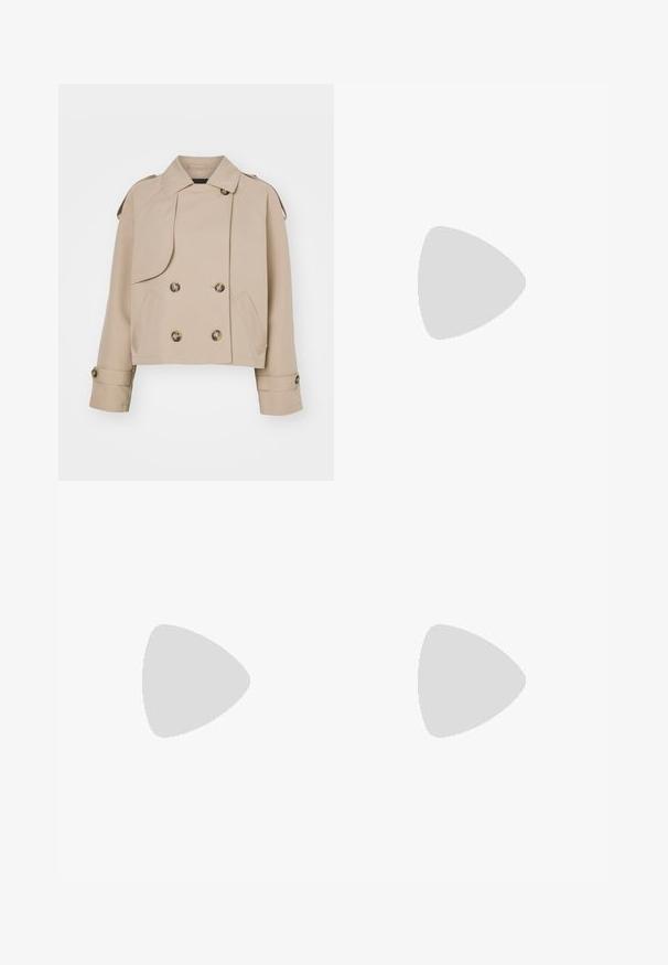 Beige cropped trenchcoat med dobbeltbrystet front, store runde knapper, skulderepauleter og to sidelommer. Glat, letvægtsstof.; Hvid ærmeløs top med rund halsudskæring, der har en subtil tekstur, nøglehulsbagdetalje og lige kant.; Cremefarvede bukser med bred benvidde og skræddersyet design, der har to forlommer og en enkelt frontknaplukning, lavet af et glat stof.; Hvide højhælede sandaler med en kraftig hæl, der har et stropdesign og ankelbinding. Glat tekstur med en platform foran for ekstra højde.