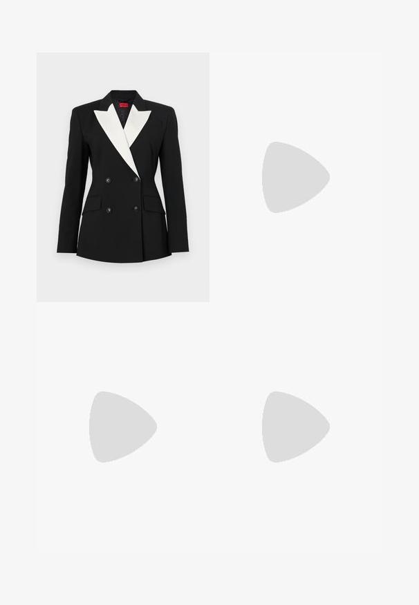 Schwarzer Blazer mit doppelt geknöpftem Vorderteil, weißem Schalkragen, zwei Fronttaschen und schwarzen Knöpfen. Hergestellt aus strukturiertem Stoff.; Schwarzes, doppelt geknöpftes Kleid mit kurzen Ärmeln, weißen Schalkrevers und schwarzen Knöpfen. Taillierte Passform mit strukturiertem Design.; Schwarzer Lederhighheel-Schuh mit spitzer Zehe, Knöchelriemen und dünnem Absatz. Glatte Textur mit einem goldenen Akzent am Absatzfuß.; Weiße Clutch-Tasche mit einem strukturierten, gequilteten Design. Sie verfügt über einen dünnen, abnehmbaren Riemen und einen silberfarbenen Hardware-Akzent an der Vorderseite.