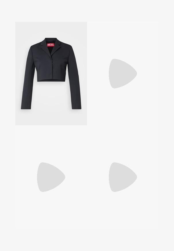 Fekete, elegáns anyagból készült, cropped fazonú blézer, amelynek a gallérja kiemelt, egygombos zárása van, és hosszú ujjú. Piros márkajelzés látható belül.; Fehér, rövid, bő ujjú, crop szabású póló, puha pamut anyagból, kerek nyakkivágással, finom narancssárga díszítéssel, minimalista dizájn, minta vagy grafika nélkül.; Fekete, testhezálló nadrág egyenes szárú kivitelben, sima textúrával és éles redőkkel az elején. Nincs látható fémalkatrész.; Fekete lakkbőr slingback pump, hegyes orral, kisméretű sarokkal és kivágott dizájnnal a vamp részen. Arany színű kiegészítő az oldalon.