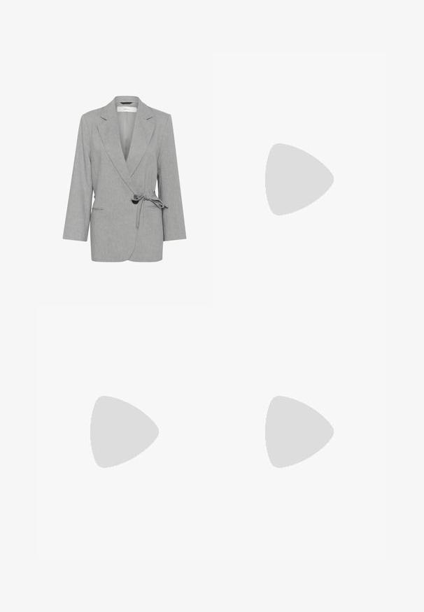 Grauer, strukturierter Blazer mit Wickeldesign, langen Ärmeln und gebundenem Taillenband. Verfügt über zwei Fronttaschen und Reverskragen.; Urban Classics Top - mocca brown; Gestrickte Shorts in grau und braunen Streifen. Mit einem eng anliegenden Bund und glatter Textur, mit ausgeprägtem Farbblockdesign.; Onitsuka Tiger MEXICO 66 - Sneaker low - silver off white