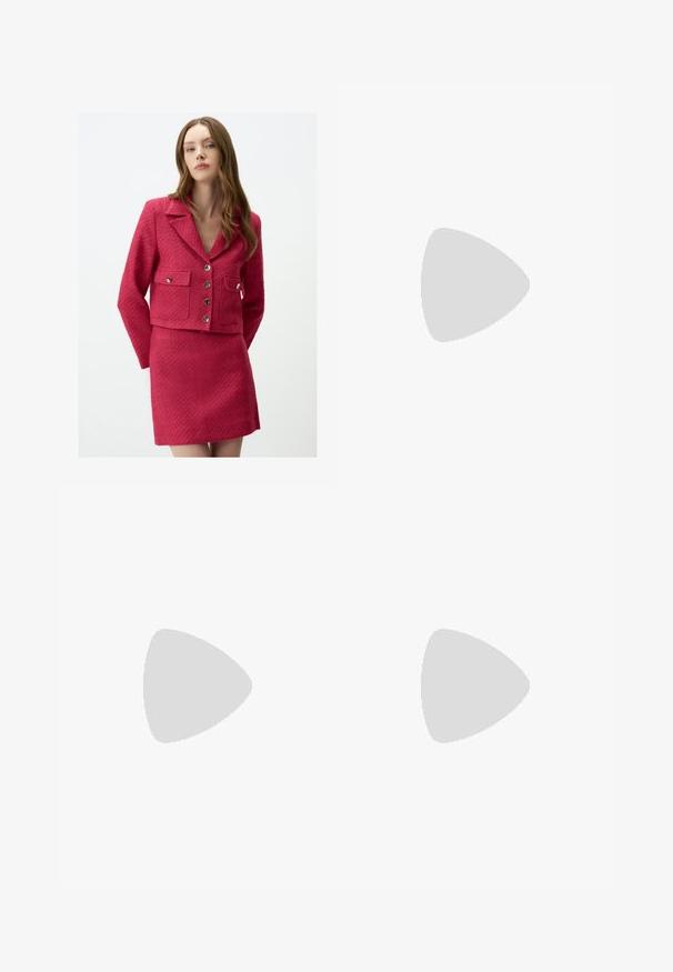 Blazer texturé rose vif avec un col, quatre poches et des boutons en argent, associé à une jupe mini texturée assortie.; Haut blanc ajusté en tissu côtelé avec des manches courtes et des détails froncés sur les côtés pour ajouter de la texture et de la forme.; Pantalon noir à jambes larges en tissu lisse, avec une taille haute et des plis avant pour plus de volume. Aucune fermeture ni poche visible.; Escarpin blanc à brides arrière avec un bout pointu, présentant un dessus lisse, des découpes discrètes et un petit talon bloc. La semelle noire met en valeur le design.; Sac à main noir recouvert de clous en argent, avec une poignée supérieure arrondie et une surface douce et texturée. Design contemporain et incurvé.