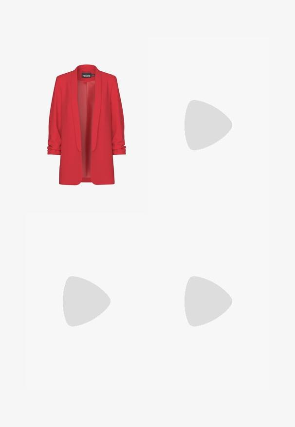 Červený, lehký blazer s šálovým límcem, otevřeným předním dílem a ohrnutými rukávy. Vyrobeno z hladké tkaniny bez viditelných zapínání. Značka: PIECES.; Bílý bavlněný tričko s kulatým výstřihem a krátkými rukávy. Obsahuje kruhový textový design v malých tečkách s nápisem "Pepe Jeans London."; Černé rozšířené kalhoty s hladkým povrchem, středně vysokým páskem a bočními kapsami. Jednoduchý design bez vzorů nebo ozdob.; Bílé vysoké plátěné tenisky s černou gumovou podrážkou, přední gumovou špičkou a šesti očky na tkaničky, se čistým, minimalistickým designem.