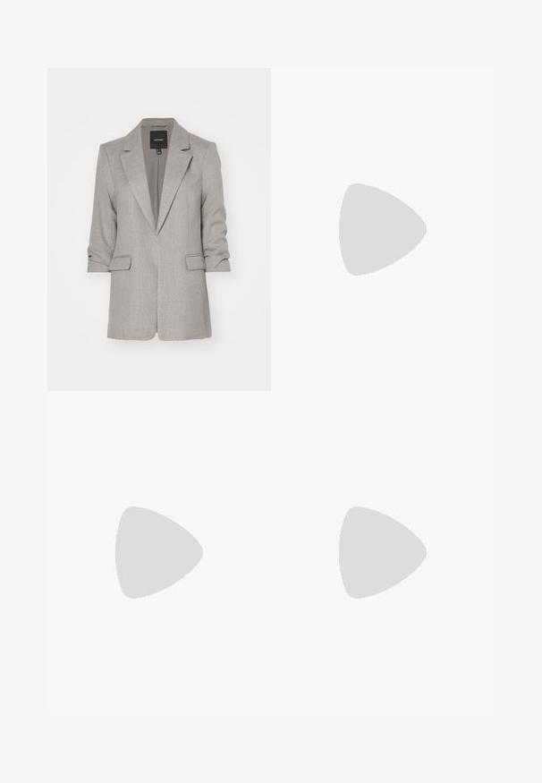 Vero Moda VMFRIDA REGULAR  - Blazer - silver mink; Tres camisetas de manga larga apiladas: negra, gris y blanca. Cada una tiene un escote redondo y un diseño recortado con una tela suave y ligera.; Pantalones negros acampanados hechos de un tejido elástico, con una pretina alta y puños acampanados que incluyen aberturas laterales para mayor libertad de movimiento.; Zapatillas de ante gris con cordones blancos, rayas negras y suela de goma blanca. Presentan un logo circular en la lengüeta y una suela de goma.