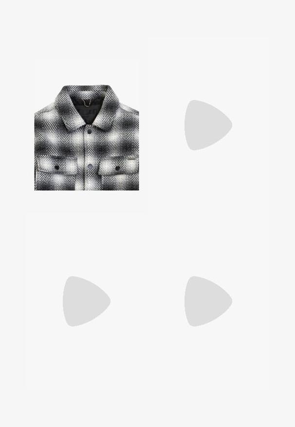 Giacca a quadri grigia e bianca con colletto, due tasche frontali, bottoni a pressione neri e un materiale in lana testurizzata.; Polo shirt nero a maniche corte con colletto rialzato e zip frontale. Realizzato in un tessuto liscio con un design pulito e minimalista.; Pantaloni neri realizzati in tessuto resistente, caratterizzati da un design a gamba dritta, dettagli cuciti e due tasche frontali per la funzionalità.; Scarpa mocassino nera con una finitura liscia opaca, caratterizzata da una punta arrotondata e una suola spessa e texturizzata. Accentuata da una fascia anteriore.