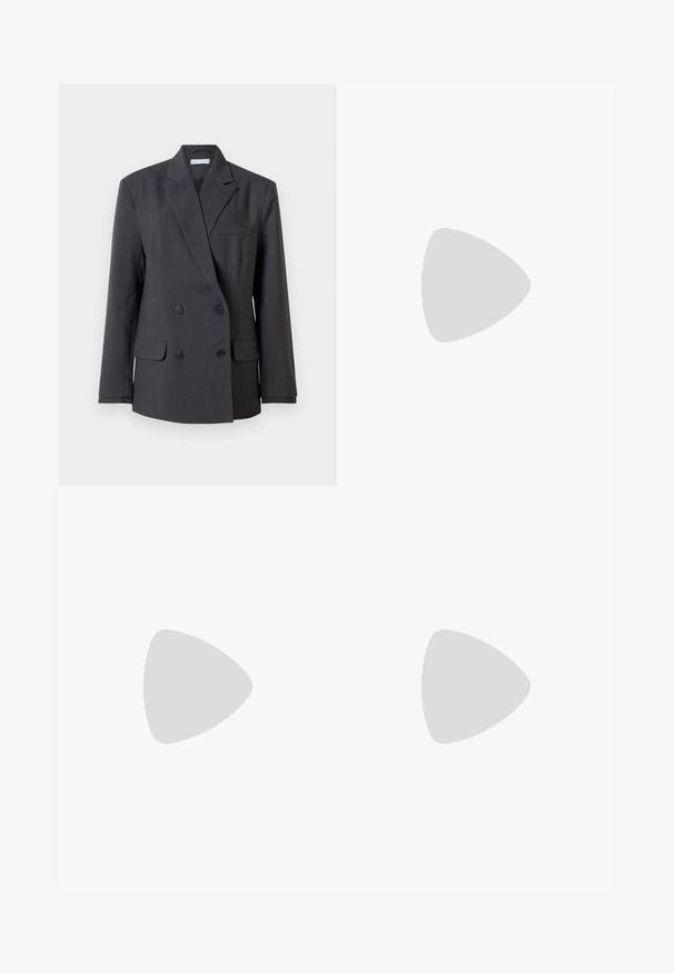 Blazer double boutonné gris foncé avec revers crantés, quatre boutons noirs, deux poches à rabat et une poche poitrine passepoilée.; Pull à col roulé noir côtelé avec des manches longues et une coupe ajustée. Fabriqué en tissu tricoté, la texture semble légèrement transparente.; Pantalons gris à jambe droite avec un design à devant plat, des plis latéraux et des passants de ceinture. Le tissu a une texture lisse, adaptée aux tenues formelles.; Des escarpins en cuir noir à talon slingback, avec un bout pointu, un petit talon kitten et un détail de nœud décoratif à l'avant. Texture lisse sur toute la surface.; Sac à main en cuir rose de forme rectangulaire, avec une bandoulière en chaîne argentée et une texture lisse, porté sur le dos. Design simple sans motifs visibles.