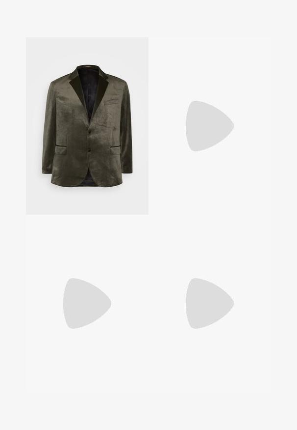 Blazer de veludo verde-oliva com lapelas recortadas, dois bolsos frontais e fecho com um único botão. Textura suave e forro em cetim.; Camisola de manga longa preta, feita de algodão, com decote redondo, corte largo e punhos canelados. Textura suave sem padrões visíveis.; Calças pretas feitas de tecido suave, com um design de perna reta, dois pregas frontais e uma cintura padrão com passantes para cinto.; Sapatilha de couro preta com um acabamento suave, apresentando um design cosido e um detalhe decorativo de corrente de metal atravessando o peito do pé. Salto baixo.