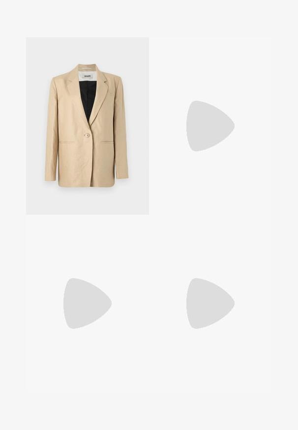 Blazer beige en tissu léger avec un revers, fermeture à un bouton et deux poches avant. L'intérieur est noir.; Débardeur blanc sans manches en tissu côtelé, doté d'un col rond et d'une silhouette ajustée, avec des coutures minimales et sans ornements.; Jeans droits taille haute bleu clair avec une fermeture à boutons et des poches avant, présentés sur un fond blanc.; Baskets en daim et cuir noir avec un swoosh latéral crème et un talon crème clair. Dotées de lacets beige et d'une semelle en caoutchouc gomme.