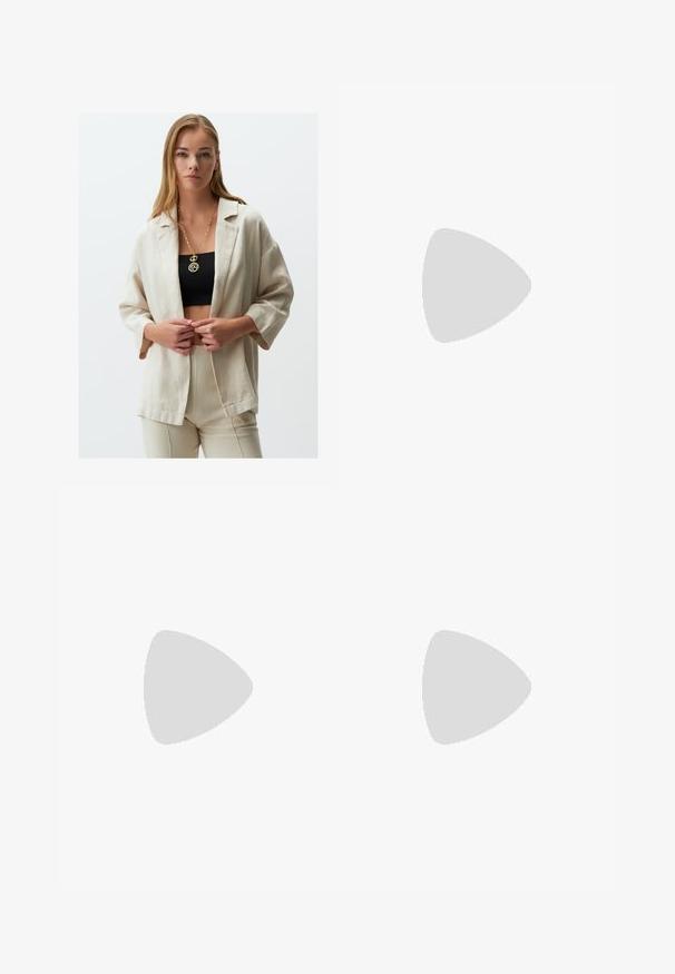 Blazer en lin beige avec une coupe décontractée, doté de manches 3/4 et d'un devant ouvert. Associé à un crop top noir et à un pantalon beige. Collier en or visible.; Pull court à manches courtes beige avec des rayures horizontales noires. Encolure ronde, texture en tricot et ourlet côtelé. Design simple et classique.; Pantalons noirs à jambes larges en tissu léger, dotés d'une taille haute et de plis pour plus de texture et de fluidité.; Ballerines en cuir marron avec une forme arrondie et un petit nœud, talon plat et texture lisse, associées à une jupe de couleur claire.; Des lunettes de soleil avec une monture en plastique beige crémeux, des verres ovales de couleur marron, et le texte "L37" en doré sur la branche, avec un design élégant.; Sac seau en simili cuir marron avec une forme structurée, quincaillerie dorée, une poignée supérieure et une bandoulière réglable. Texture lisse sans motifs visibles.