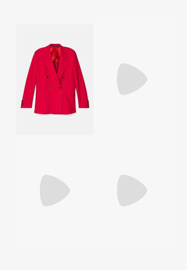 Blazer rouge à double boutonnage avec des revers crantés, deux poches avant et des boutons noirs. Doublé d'un tissu orange pour le contraste et la texture.; T-shirt en coton blanc avec des manches courtes, un col rond, une coupe décontractée et un ourlet cousu. Étiquette visible à l'intérieur du col.; Pantalons blancs à jambes larges en coton avec une texture douce. Comprend un bouton à l'avant, une fermeture éclair et un design à quatre poches.; Pompe slingback en cuir verni noir avec un bout pointu, un talon fin et un design de découpes subtil. Elle dispose d'une boucle dorée sur la sangle.