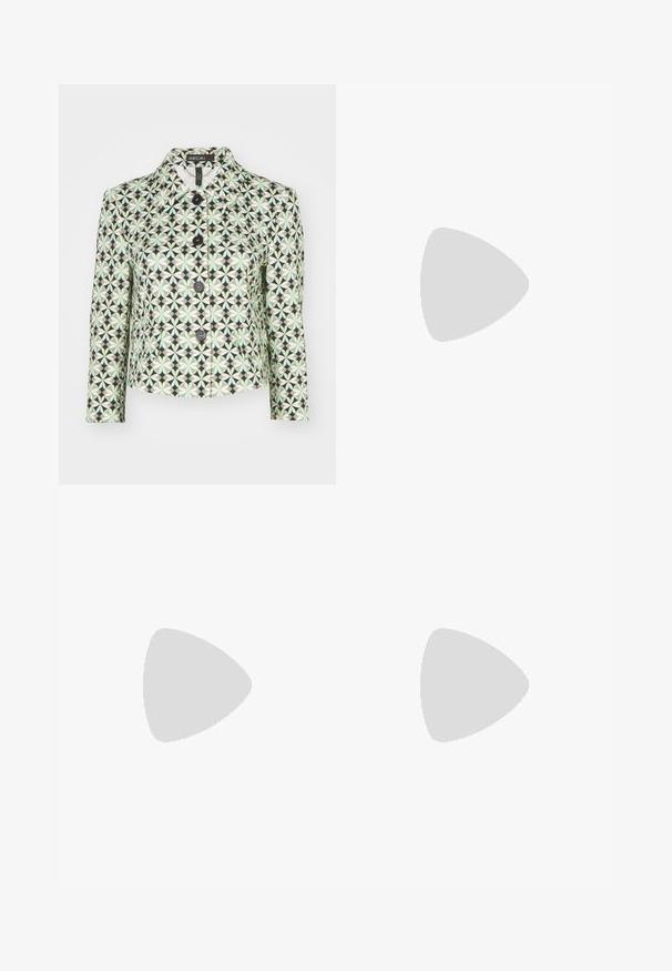 Gemusterte Jacke mit einem geometrischen Design in Grün und Schwarz. Der Stoff hat eine glänzende Oberfläche, mit einem Kragen und einer Knopfleiste.; Weißes Baumwoll-T-Shirt mit einem bedruckten Motiv, das zwei Frauen in urbanen Modestilen zeigt, die mit einem Hund auf einem Zebrastreifen stehen, mit Stadtgebäuden im Hintergrund.; Dunkelblaue weite Jeans aus Denimstoff mit hoher Taille, ausgestattet mit orangefarbenen Nähten, fünf Taschen und einem Knopfverschluss.; Weiße Low-Top-Sneaker mit schwarzem Fersenpatch, Plateau-Sohle, Schnürsenkeln und Calvin Klein "CK"-Logo an der Seite.