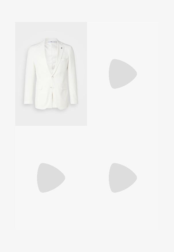 Kigili DANNY - Giacca elegante - white; Polo shirt nera a maniche corte in tessuto texturizzato a coste, con scollo a V e orlo dritto. Nessun logo o motivo visibile.; Pantaloni in denim nero con taglio dritto, design a cinque tasche e chiusura frontale con bottone. Tessuto liscio con dettagli di cucitura minimi.; Mocassino in pelle nera con finitura liscia, caratterizzato da un design cucito e da un accento decorativo in catena metallica sul vamp. Tacco piatto.