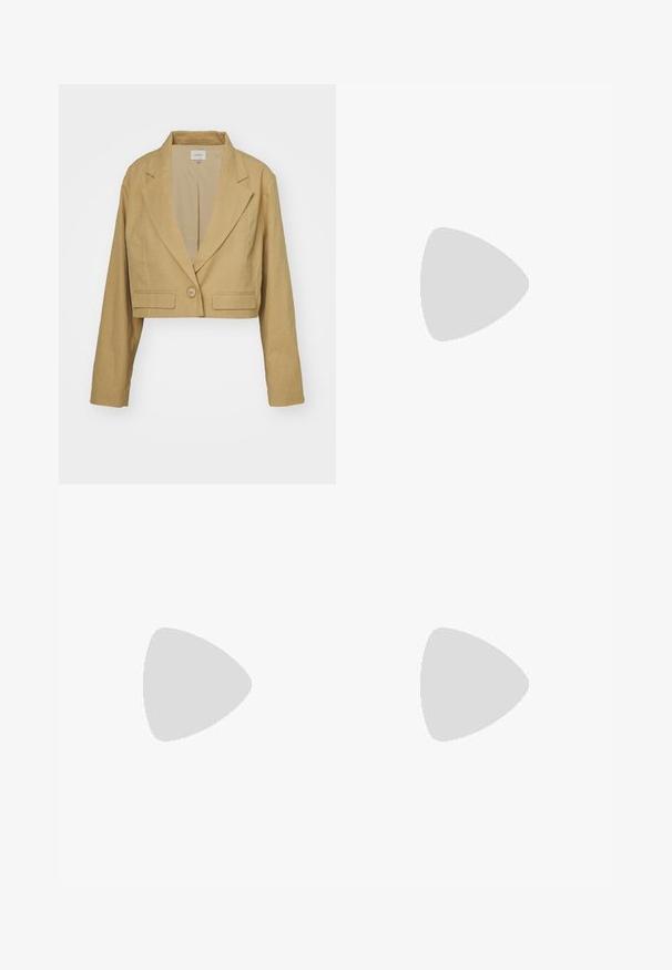 Zkrátený blejzr z svetlohnedého ľanového materiálu s klopovým golierom, jedným gombíkom a bielym prešívaním, ktoré zdôrazňuje predné vrecká.; Biele tričko vyrobené z mäkkého, ľahkého materiálu. Má okrúhly výstrih a krátke, široké rukávy s uvoľneným strihom. Bez viditeľných vzorov.; Biele nohavice s širokými nohavicami vyrobené z mäkkého materiálu, s elastickým pásom na šnúrku a dvomi bočnými vreckami. Jednoduchý a čistý dizajn.; Béžové semišové lodičky na vysokom podpätku s špicatou špičkou a robustným blokovým podpätkom. Materiál má jemnú textúru s hladkým povrchom.