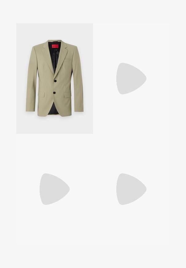 Lys grøn blazer med klapkraver, to sorte knapper og en brystlomme. Har en kontrasterende sort satinforing.; Hvid langærmet button-up skjorte lavet af bomuld, med en klassisk krave, frontknapper og minimal syning detalje.; Marineblå bukser lavet af et struktureret stof, med lige ben, flad front og to sidelommer. Ingen synlige mønstre eller accenter.; Sort læderherresko med dobbelte spænder, slank silhuet og rund tå. Har en lav hæl og glat tekstur.