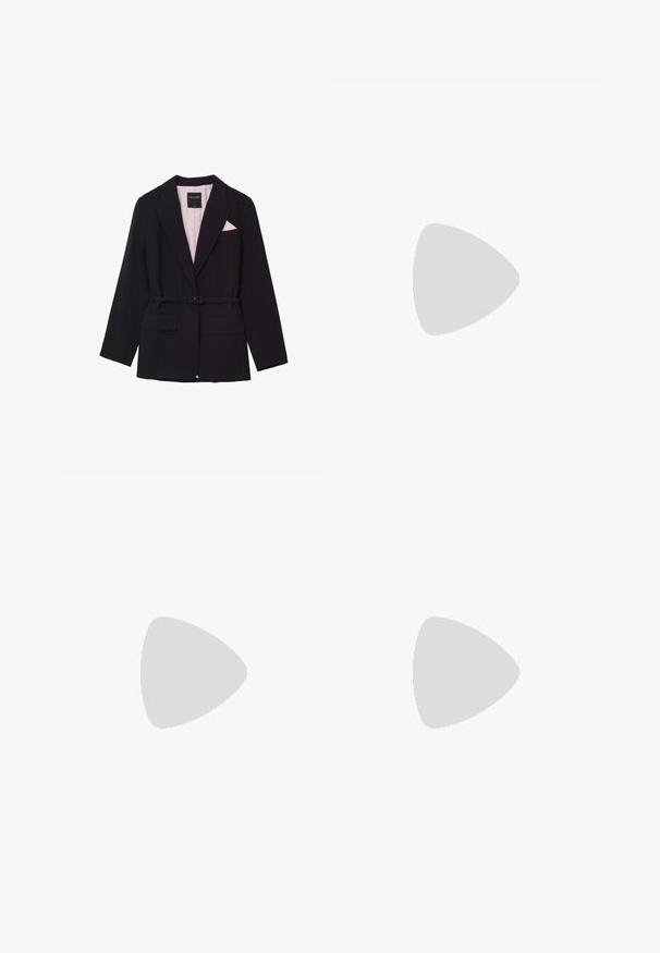 Blazer nero con vita cinturata, rever a punta, due tasche frontali e foderato in rosa. Include un fazzoletto da taschino rosa.; Vestito lungo con bottoni, caratterizzato da strisce diagonali rosse e rosa alternate. Realizzato in materiale leggero con maniche a tre quarti.; Tacchi alti trasparenti con cinturino, base beige, silhouette snella e punta affusolata. Dettaglio della suola nera.; Occhiali da sole rossi in plastica con una montatura sottile e ovale. Presentano lenti scure e un marchio dorato sul lato. Dettagli neri sugli estremi delle aste.; Borsa a clutch in paglia intrecciata di forma rettangolare, con una tracolla in pelle color cuoio e accessori in tonalità argento, di un colore e una texture beige naturale.