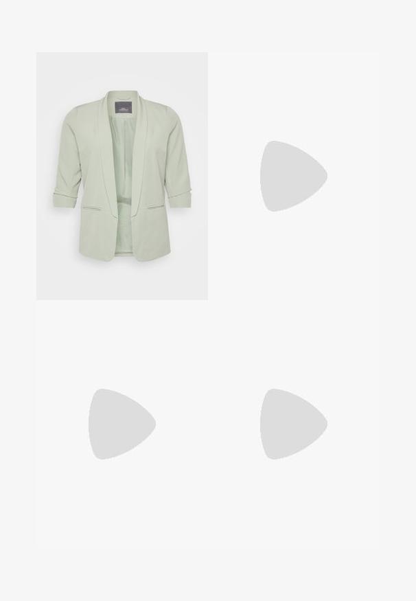 Světle zelený blazer s šálovým límcem. Má tříčtvrtinové rukávy, dvě boční kapsy a hladkou, texturovanou tkaninu.; Bílý tričko s krátkým rukávem, se volným střihem a nařasenou texturou v pase. Vyrobeno z měkkého, lehkého materiálu.; Černé kalhoty s rovným střihem, s předními kapsami a bočními rozparky na lemu. Vyrobené z jemné, hladké tkaniny. Vhodné na různé příležitosti.; Bílé sandály na vysokém podpatku s robustním podpatkem, s designem s pásky a zavazováním kolem kotníku. Hladký povrch s platformou vpředu pro zvýšení výšky.