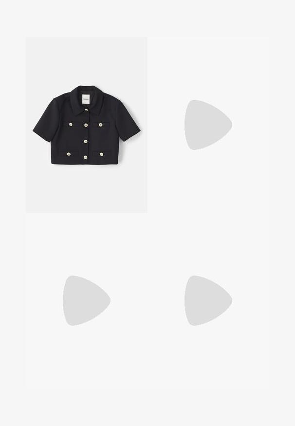 Melna kropta jakne ar apkakli un īsām piedurknēm, kurai ir četri priekšējie kabatas un zelta toņa pogas. Izgatavota no gludas auduma.; Melnas garām piedurknēm blūze ar teksturētu audumu, viļņotu apakšmalu un baltajiem viļņotajiem akcentiem apkaklē un piedurkņu galos. Iekļauj centrālo aplokšņu aizdari.; Melna plisuota svārki ar zelta apdari. Funkcijas sānu kabatas ar logotipa detaļām, izgatavoti no gludas materiāla. A-līnijas siluets.; Melnas ādas kurpes ar brogue detaļām, ar diviem sprādžu siksnām, noapaļotu purngalu un zemu papēdi. Gluda tekstūra ar spīdīgu apdari.