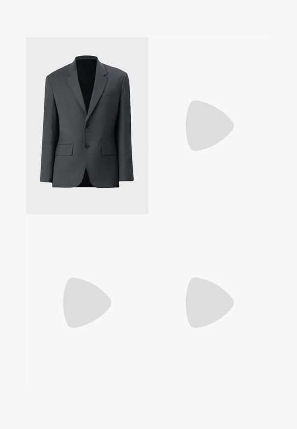 Blazer grigio realizzato in tessuto texturizzato. Presenta un colletto a rever, due tasche frontali e due bottoni davanti, con una vestibilità su misura.; Camicia da uomo a maniche lunghe di colore blu chiaro, realizzata in tessuto morbido, con chiusura a bottoni sul davanti, colletto a punte e vestibilità regolare.; Pantaloni neri realizzati in un tessuto liscio. Presentano una vestibilità dritta, un davanti piatto e una chiusura con bottone con un design della cintura semplice.; Mocassini in pelle nera con finitura liscia, punta arrotondata e una piccola pattina decorativa. Presentano un tacco basso e impilato e un sottile dettaglio di branding.