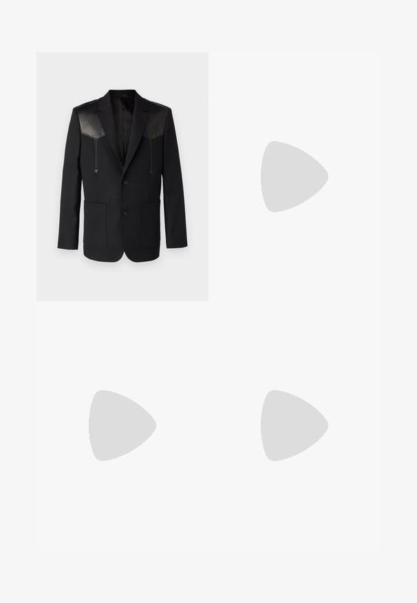 Sort blazer med læder skulderdetaljer, klapkrave, to frontlommer og enkeltknaplukning. Glat, skræddersyet design.; Michael Kors STRETCH SLIM FIT - Business skjorter - white; Sorte bukser med lige ben, lavet af et glat stof. Har frontfolder og en enkelt knaplukning i taljen.; Sorte læderloafers med en glat overflade, rund tå og en dekorativ strop over vampen. Lav hæl med stabeldesign, minimalistisk stil.; Sorte rektangulære solbriller med mørke glas, tyk plastisk ramme, guldtryk på stængerne og brandlogo indgraveret på armen.