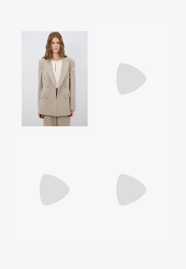 Beige Doppelreiher-Blazer mit großen Knöpfen, Reverskragen und taillierter Passform. Getragen über einer cremefarbenen Bluse mit einem Schlüsselausschnitt.; Braunes, kurzärmliges T-Shirt aus weichem Material mit rundem Halsausschnitt und lockerer Passform. Keine sichtbaren Muster oder Akzente.; Weiße, weite Hosen aus leichtem Stoff, mit flachem Vorderteil, Falten und einem Bund, die eine lockere, luftige Passform bieten.; Braune Leder-Sandale mit überkreuzten Riemen, einem Knöchelriemen mit Schnalle und einer flachen Sohle mit minimalen Nähdetails.; Braune Leder-Tote mit glatter Textur, offenem Oberteil und zwei Schulterriemen. Verfügt über minimale Nähte und keine sichtbaren Beschläge.