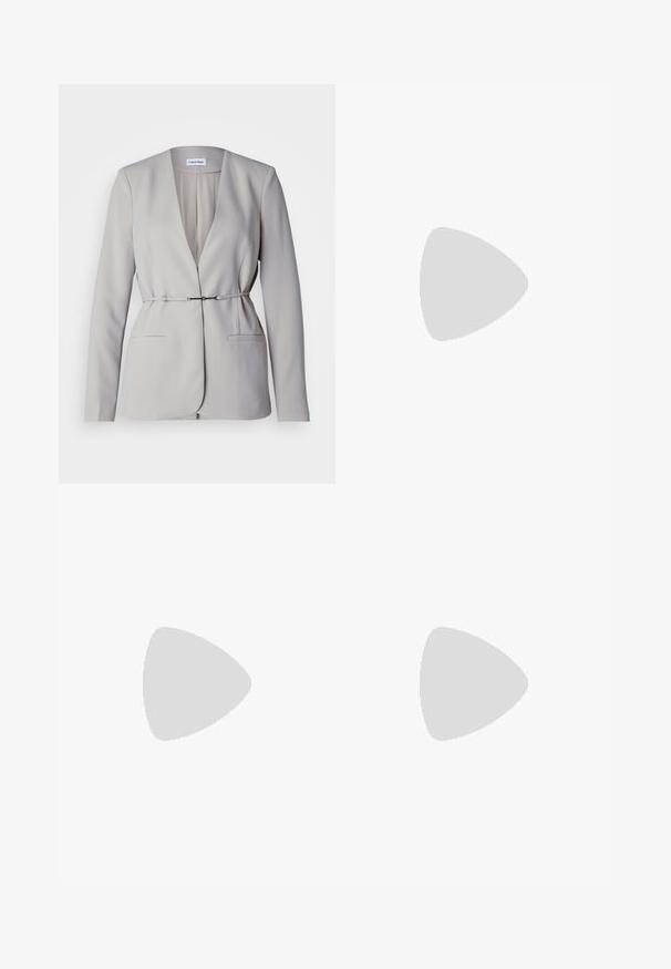 Calvin Klein STRUCTURE SLIM  - Blejzer - sand pebble; Čierne bavlnené tričko s krátkymi rukávmi, klasickým výstrihom a malým bielym logom "Calvin Klein" na hrudi. Hladká textúra, klasický strih.; Čierne krajčírské nohavice so strihom rovného nohu, s hladkou textúrou a ostrými skladmi pozdĺž prednej časti. Žiadne viditeľné hardvér.; Čierne slingback topánky s ostrou špičkou a nízkym opätkom, vyrobené z hladkej kože a s výrezmi na boku pre lepšiu priedušnosť.