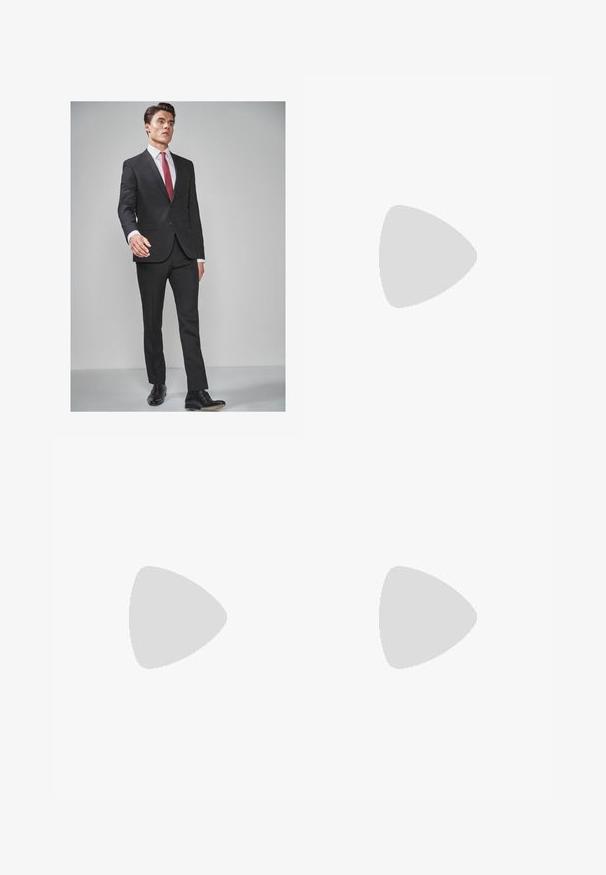Traje negro con un diseño ajustado, camisa blanca y corbata roja. Modelo llevando zapatos de vestir negros, con las manos posicionadas hacia adelante.; Camiseta de algodón verde oliva con un gran logo negro de Levi's en el frente. Cuello redondo clásico y mangas cortas, textura suave.; Pantalones cargo verde oliva hechos de algodón resistente. Cuenta con múltiples bolsillos, un bolsillo lateral con cremallera y piernas ajustadas con un acabado ligeramente texturizado.; Zapatillas de lona negras de caña alta con suelas y cordones de goma blanca, con un logo circular en el lado, combinadas con unos pantalones de mezclilla y negros.