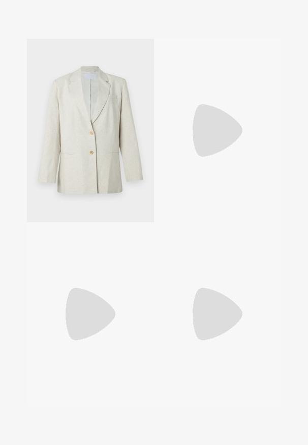 Lichtbeige blazer van gestructureerde stof, voorzien van een enkele knoopsluiting, revers met inkeping en twee voorzakken. Getailleerd model.; Witte cami-top met een V-halslijn, fijne kanten afwerking, dunne verstelbare bandjes en een zachte, gladde stof.; Lichtblauwe denim wijde broek met hoge taille, vervaagde plekken, vijf zakken en contrasterende stiksels. Klassieke knoop- en ritssluiting.; Slingback hoge hak schoen in glanzend donkerbruin patentleer, puntige neus, open zijkanten en verstelbare enkelband.; Schildpadbril met langwerpige ovale lenzen, bruine tint, gouden logo-accenten op de pootjes en slanke zwarte armen.; Gouden draai-oorringen met transparante achterkant, voorzien van gestructureerde gouden accenten en kleine heldere edelstenen die in het ontwerp zijn ingebed.