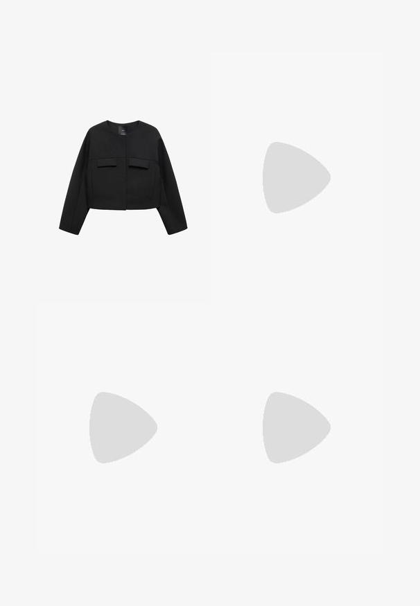 Mango Blazer - black; Schwarzes Trägershirt mit dünnen verstellbaren Trägern, einem runden Ausschnitt und einer figurnahen Silhouette. Hergestellt aus glattem Stoff mit einer weichen Textur.; Bershka WIDE - Stoffhose - black; Bershka High Heel Sandalette - black; Schwarze Lackleder-Handtasche mit geschwungenem Design, einem Schulterriemen, Vordertaschen und silberfarbenen Hardware-Akzenten.