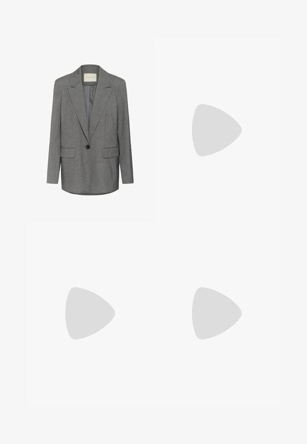 Grå nålestribet blazer med hakket revers, enkel sort knaplukning og to frontlommer. Indersiden er foret med glat stof.; Sort tank top lavet af bomuld, med rund halsudskæring og brede armhuller. Glat tekstur med syede kanter. Klassisk, minimalistisk design.; Sorte bukser med lige pasform, der har frontlommer og slidser i kanten. Lavet af blødt, glat stof. Velegnet til forskellige anledninger.; Sort knæhøj støvle med glat læderfinish, tydelig syning, en klodset hæl og en struktureret bagpanel for ekstra interesse.; Sort læderhandtaske med et struktureret design, topbærerhåndtag og en detalje i guldfarvet metalklap på fronten. Glat tekstur, minimal syning.