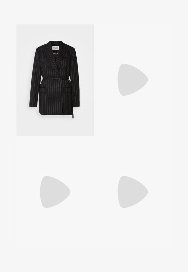 Svart pinstripet blazer med belte i midjen, med en enkelt knapplukking, to frontlommer og slagkrage. Laget av et teksturert stoff.; To lange ermesskjorter med høy hals, en hvit og en svart, laget av et glatt, elastisk stoff, begge med slim-fit design og høye krager.; Mørke, vide bukser med struktureret talje og læg. Fremstillet af letvægtsstof, der har en glat tekstur og ingen synlige mønstre.; Sorte lær loafers med en glat overflade, der har et dekorativt spænde, rund tå og tekstureret sål. Båret med en lang sort lædernederdel.