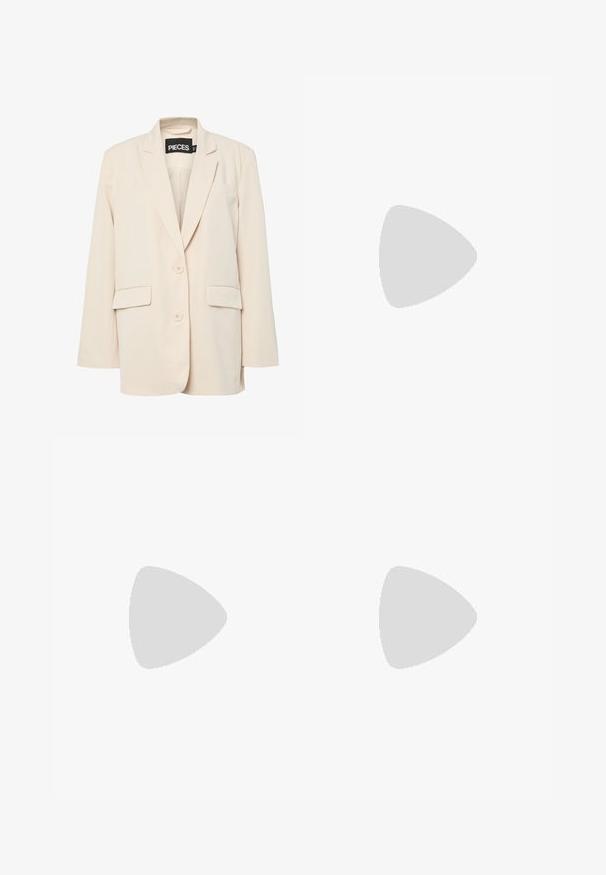 Pieces PCKAMIL LOOSE NOOS - Blazer - sandshell; Svart ermeløs kjole med ribbet topp og utsvingt skjørt. Har strikk i livet og to sidelommer med knapper.; Svarte patentlær slingback hæler med spiss tå og geometrisk blokk hæl. Har et stilrent, minimalistisk design og jevn tekstur.; Svart lær hobo-veske med glatt tekstur, buet form og enkelt justerbart stropp; har en bred åpning på toppen.