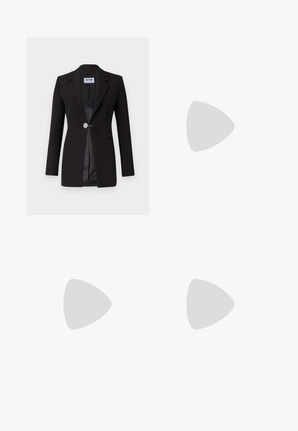 Blaser preto com lapela em bico, fechamento de um único botão e dois bolsos frontais. Feito de tecido suave, com um interior em cetim e linhas limpas.; Top preto de manga longa com gola alta, feito de um tecido suave, apresentando uma gola fruncida e uma silhueta ajustada com bordas simples.; Calças pretas sob medida com um design de perna reta, apresentando passantes para cinto e bolsos laterais. Feitas de um tecido suave com um acabamento limpo.; Bailarina preta em pele com bico arredondado, textura suave, detalhe de costura minimalista e design de sola flexível.