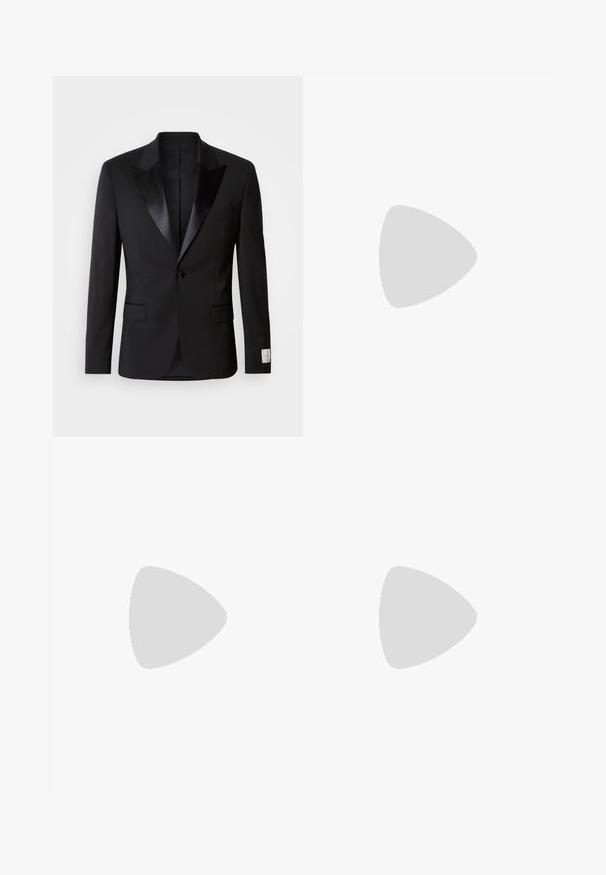 Czarna marynarka smokingowa z satynowymi szalowymi klapami, z jednolitym zapięciem na guzik oraz dwoma przednimi kieszeniami; charakteryzuje się gładką fakturą i dopasowanym krojem.; Granatowa koszulka polo z krótkim kołnierzykiem, kieszenią na piersi i haftowanym logo. Wykonana z miękkiego, teksturowanego materiału.; Beżowe bawełniane spodnie o prostym kroju nogawki, z zapięciem na guziki i plisami z przodu dla dodatkowego zdobienia.; Kremowe zamszowe mokasyny z okrągłym noskiem, niskim blokowym obcasem i przeszyciami na wierzchu. Gładka tekstura i minimalistyczny design.