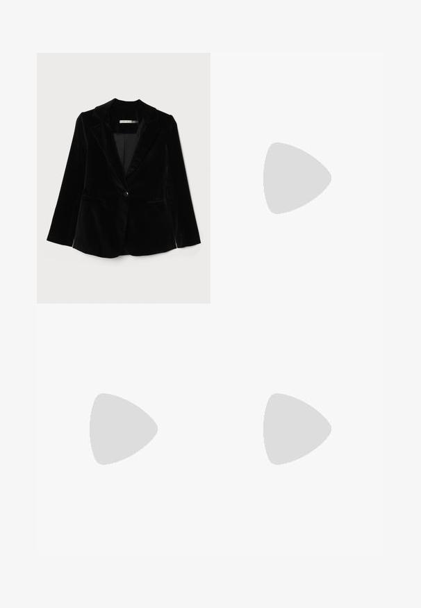 Must musta bleizer, millel sadulaklapid, ühe nupu sulgemine ja kaks esikotti. Sujuv tekstuur ja kohandatud kuju.; Filippa K BRAID - Džemper - black; Mustad põlvpüksid kõrge vöökohaga, valmistatud venivast kangast. Esiküljel on vertikaalsed õmblusdetailid ja sile tekstuur.; Must hõbedavärvi patendiga slingback kontsakingad terava varbaga, kitsas konts ja peene lõikega disain. Statistika on kuldne pandla rihmal.