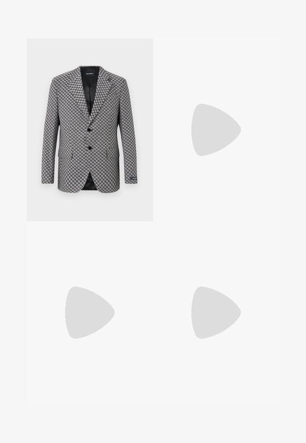 Grå houndstooth-blazer med tvåknappsstängning, snedskurna slag och två framfickor. Intern svart foder, tillverkat av texturerat tyg.; Ljusblå långärmad skjorta i slät tyg, med knäppning fram, spetsig krage och regular fit.; Svarta byxor gjorda av ett slätt tyg. De har rak passform, platt front och en knappstängning med en enkel midjebandsdesign.; Svarta läderskor med rund tå, snörningsdesign och tjock, strukturerad sula. Bärs med skräddarsydda svarta byxor och en ribbad tröja.