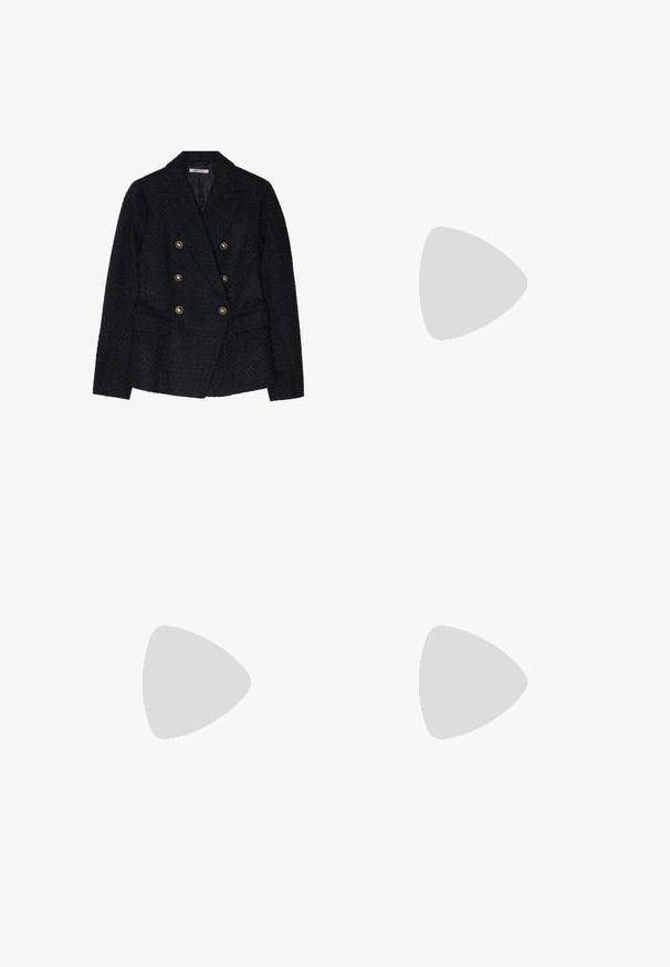 Blazer noir à double boutonnage avec un tissu texturé, comportant deux poches avant et des accents de boutons dorés.; Pull en col roulé noir fabriqué dans un tissu en maille douce, présentant des manches longues et une silhouette ajustée avec un col et un ourlet côtelés.; Pantalons noirs à jambe large en tissu lisse. Dotés d'une taille plate avec passants de ceinture et sans poches visibles. Design simple.; Mocassins en cuir verni noir à talon plat, avec un accent de gland et une surface lisse, conçus avec un bout arrondi et une couture discrète.