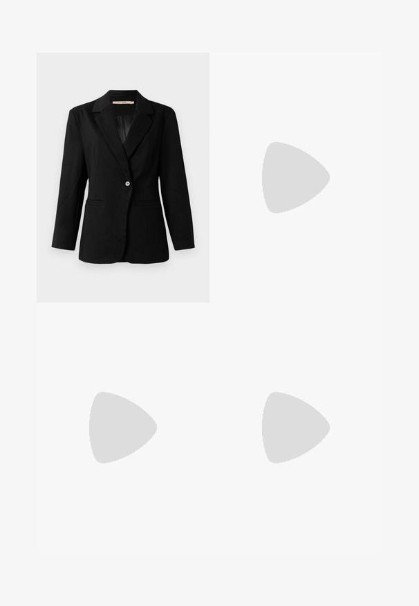 Svart randig blazer med en knapp, med avslagna slag och två framfickor, visad mot en vit bakgrund.; Långärmad polokrage i ljus olivgrön, med slim fit och slät, något strukturerad tyg utan dekorationer.; Bruna vida byxor i en strukturerad tyg, med en skräddarsydd midja, bälteshällor och två framfickor.; Svart läderankelboot med spetsig tå, stilettklack och en guldspänneapplikation på ett rem runt ankeln. Slät textur.