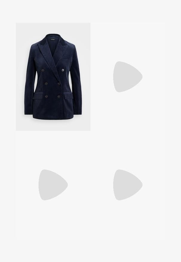 Blazer azul marinho de corduroy, de dupla abotoadura, com lapelas recortadas, dois bolsos frontais, quatro botões e um design elegante e estruturado.; Camiseta preta de algodão com mangas curtas, decote redondo e um pequeno logótipo branco na parte inferior esquerda. Ajuste clássico e descontraído, com detalhes mínimos.; Calças pretas ajustadas com uma cintura alta, apresentando pregas na frente, um design de perna reta e bainha com punho. Feitas de tecido suave.; Tênis brancos tipo slip-on feitos em couro liso, com um fecho dourado e um detalhe próximo ao calcanhar com acabamento texturizado e logótipo gravado na lateral.