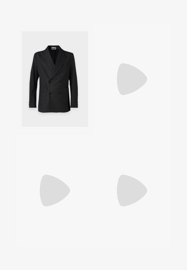 Dubbelgeknoopte zwarte blazer van fijne stof, met geschoeide revers, twee voorkruiszakken en knoopmanchetten. Strak, op maat gemaakt ontwerp.; Zwarte korte mouwen T-shirt van een gladde katoenmix, met een ronde halslijn en een minimalistisch ontwerp zonder patronen of accenten.; Zwarte joggingsbroek van gladde stof. Kenmerkt zich door een elastische tailleband met een trekkoord, taps toelopende benen en geen zichtbare zakken. Eenvoudig ontwerp.; Zwarte leren instappers met een gestructureerde afwerking en een contrasterende beige rubberen zool. Beschikt over een subtiele accent langs de voorkant.