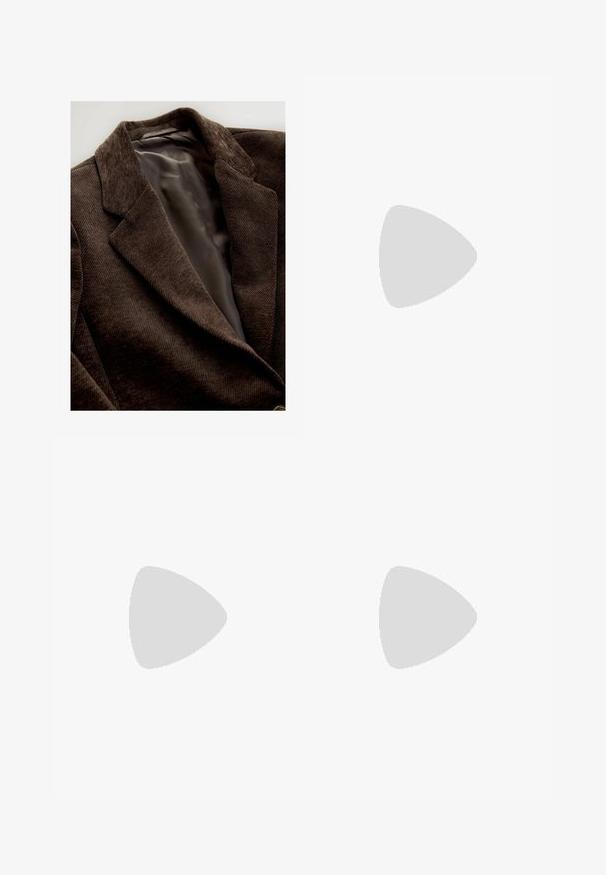 Ruskea corduroykangasbleiseri, jossa on sileä harmaa satiinivuori, notched-lapelit ja teksturoitu pinta.; Pitkähiha, istuva paita tummanruskeasta kankaasta. Pyöreä pääntie, sileä pinta ja hieman pidennetyt hihat ilman hihansuita.; Mustat lyhyet topit, joissa on edessä vetoketju, yhdistetty korkeavyötäröisiin mustiin liehuviin housuihin. Mallilla on tummat aurinkolasit ja korkeakorkoiset sandaalit.; Musta nilkkurit, valmistettu kiiltävästä krokotiilikuvioidusta nahasta. Niissä on pyöreä kärki ja paksu blokki-korko. Sileä pinta ja tyylikäs muotoilu.