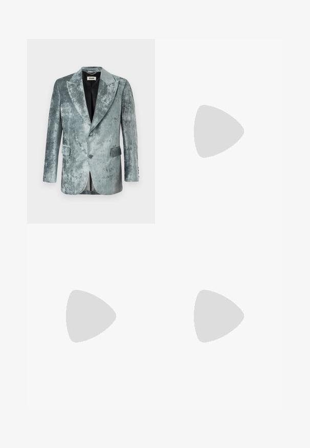 DRYKORN JACATO - Sacou - green; BOSS TEE - Tricou basic - open white; Pantaloni din bumbac bej, cu croială dreaptă, dotati cu închidere cu nasture și pliuri în față pentru un plus de detaliu.; Sneaker alb cu un superior din piele netedă, vârf rotund și talpă plată. Accente negre la călcâi, cu șireturi tonale și un branding minim.