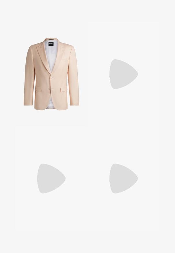 Világos barack színű, testre szabott öltönyzakó sima anyagból készült. Kiemelkedő jellemzője a bemetszett rések, két elülső gomb és két elülső zseb. Fehér bélés látható.; Rövid ujjú pólóing világos bézs pamutból, két gombos gallérral, diszkrét logóval és kontrasztos csíkos díszítéssel a galléron.; Fekete nadrág sima anyagból, elülső gombos záródással, redőkkel és egyenes szárral. Nincsenek látható minták vagy díszítések.; Fekete bőr, slip-on stílusú loaferek, texturált felülettel és kontrasztos bézs gumitalppal. A frontrészén finom díszítéssel rendelkezik.