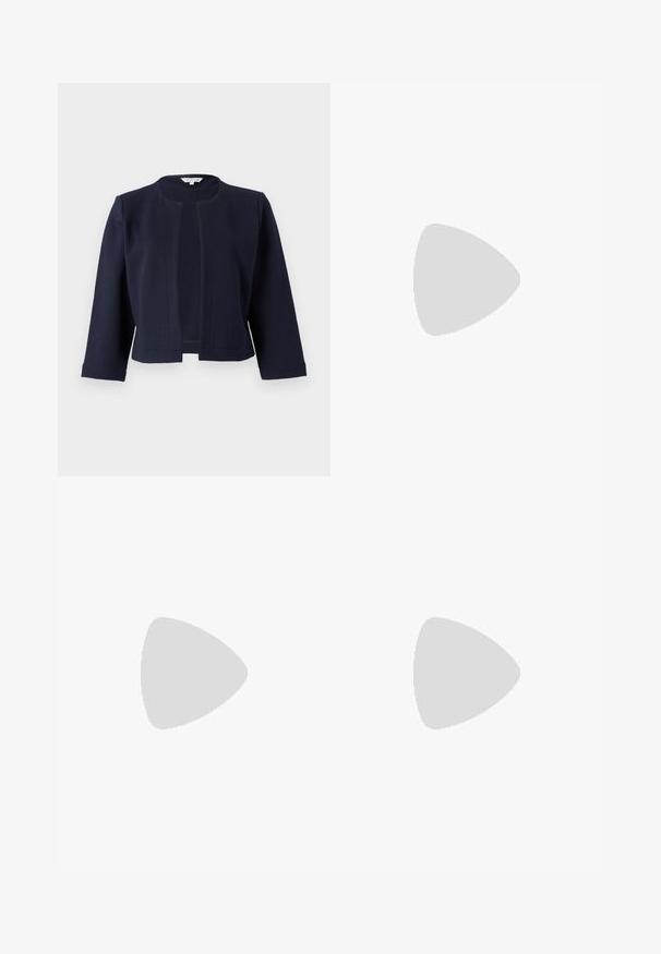 Marineblauwe cropped jacket van gestructureerde stof, met een ronde halslijn en open voorkant, en driekwart mouwen.; Witte mouwloze top met een V-hals, voorzien van zwarte straps en een zilveren ringdetail. Glad materiaal en een modern, minimalistisch ontwerp.; Witte, op maat gemaakte broek met een rechte pijpdesign, featuring een knoopsluiting, riemlussen en zijzakken; gladde stoftextuur.; Zwarte leren pump met een spitse neus en een lage blokhak. Beschikt over een enkelband met een goudkleurige gespsluiting. Gladde textuur.