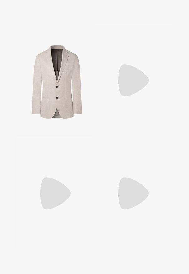 Sacou gri deschis realizat dintr-un material texturat. Are rever în formă de v, două buzunare frontale și două butoane. Interiorul este de un gri mai închis.; Tricou negru cu maneci scurte, fabricat dintr-un material canelat, având un guler rotund și o siluetă simplă, pătrată.; Pantaloni din bumbac negri cu o croială slim, având două buzunare laterale și închidere frontală cu buton. Material texturat cu detalii subtile.; Pantofii din piele neagră, cu șireturi, au un finisaj neted, vârful rotunjit și o talpă din cauciuc cu profil jos. Design minimalist, fără embellishments suplimentare.