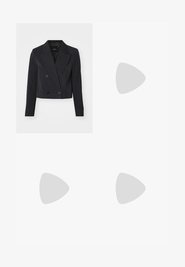 Mustat pinstripe-raitaiset lyhyet bleiserit, joissa on tuplaknopit, terävät kaulukset ja pitkät hihat, valmistettu teksturoidusta kankaasta.; Kolme pitkähihasta paita päällekkäin: musta, harmaa ja valkoinen. Jokaisessa on pyöreä pääntie ja lyhennetty muotoilu, jossa on sileä ja kevyt kangas.; Mustat flare-housut joustavasta kankaasta, joissa on korkea vyötärö ja levenevät lahkeet, joissa on sivuaukot lisäliikkuvuutta varten.; Harmaat mokkasiinikenkä, joissa on valkoiset nauhat, mustat raidat ja valkoinen kumipohja. Kantajassa on pyöreä logo ja vaaleanruskea pohja.