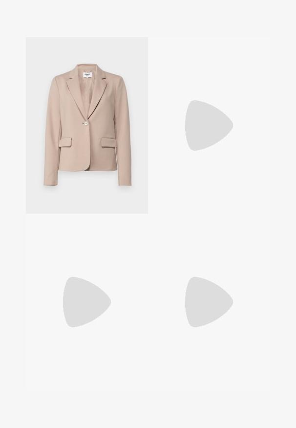 Blazer beige pour femme en tissu lisse. Doté d'une fermeture à un bouton, de revers crantés et de deux poches avant.; Robe noire moulante à décolleté carré, à manches courtes et à texture côtelée. Deux variations : nuances de noir clair et noir plus profond sont présentées.; Sandale à talons hauts argentée avec un design de lanière brillante, mettant en avant un accent semblable à une perle et une lanière de cheville en spirale pour un maintien sécurisé.; Sac à main en cuir noir avec une forme arrondie, finition brillante et quincaillerie en argent. Personne portant un pantalon large noir et des mocassins cloutés.