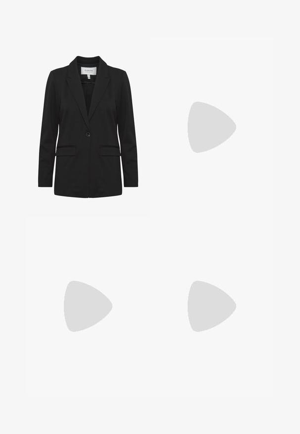 Čierny blazer vyrobený z hladkej tkaniny, s výstrihom do V, jedným gombíkom na zapínanie, dvoma prednými vreckami a dlhými rukávmi.; Even&Odd Petite 2 PACK - Top - light grey/black; ONLY Petite ONLMADISON BLUSH WIDE - Široké nohavice - dark blue denim; Čierne členkové topánky s lesklým povrchom, štvorcovou špičkou a širokým blokovým opätkom. Dizajn sa vyznačuje bezšvovou siluetou a minimálnym brandingom.; Strieborné kovové náušnice vo forme kruhov s brúsenou textúrou, so zaobleným dizajnom a priehľadným zarážkou pre bezpečné nosenie.