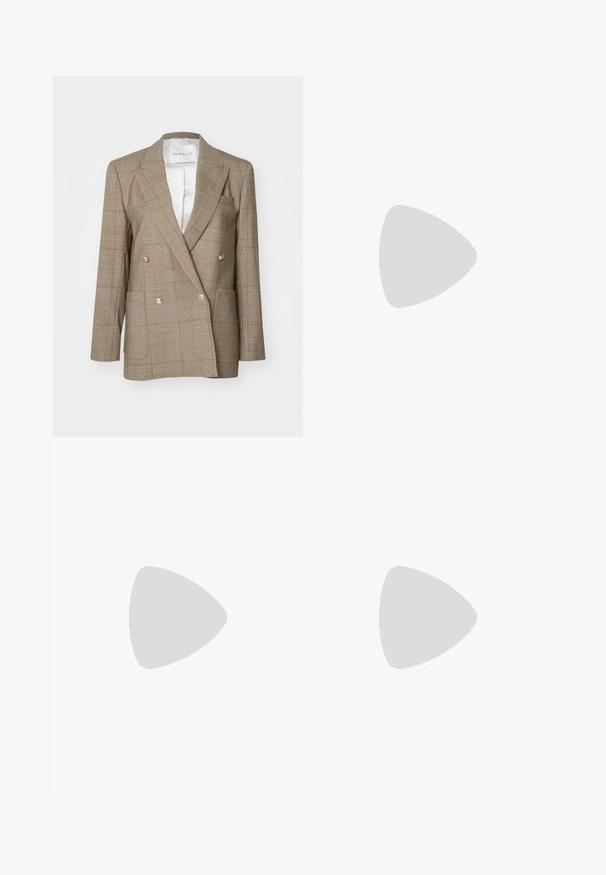 GANT CHECKED CLUB - Blazer - cumin beige; Camisa blanca de manga corta con botones, cuello con puntas y dobladillo curvado. Fabricada en algodón con una textura suave y sin patrones visibles.; Pantalones de pierna ancha en una tela beige claro, con pliegues, una cintura alta y una textura suave sin embellimientos visibles.; Zapato de charol negro tipo slingback con punta puntiaguda, detalle de dos correas, acentos circulares dorados y un tacón bajo tipo bloque.