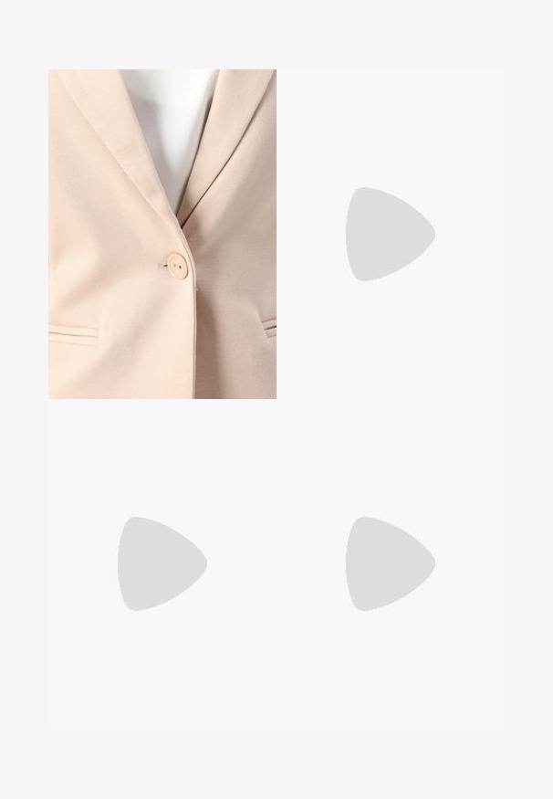 Beige Blazer mit einem einzelnen Knopfverschluss, Reverskragen und zwei Vordertaschen mit subtilen Stickdetails. Glatte Textur.; Gestreiftes Langarmoberteil in Marineblau und Weiß mit einem Bootsausschnitt und goldfarbenen Knopfdetails an den hochgekrempelten Ärmeln. Weicher Stoff, entspannter Schnitt.; Schwarzweite Hosen mit weitem Bein aus glattem Stoff. Besitzt einen flachen Bund mit Gürtelschlaufen und ohne sichtbare Taschen. Schlichtes Design.; Schwarze Lackleder-Slingback-Absätze mit spitzer Zehenform, einem runden Ausschnitt-Design und einem Blockabsatz. Mit einem goldfarbenen Schnallenakzent.; Schwarze Handtasche mit strukturierten Oberflächen, doppelten Obergriffen und verstellbarem Schultergurt. Mit goldfarbener Hardware und Seitentaschen.